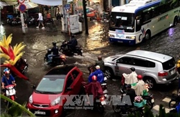 Đường phố TP. Hồ Chí Minh lại chìm trong nước do triều cường